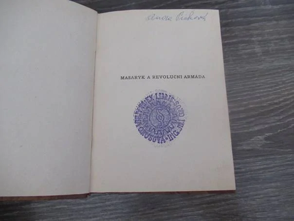 Kniha Masaryk a revoluční armáda (Masarykovy projevy k legiím a o legiích v zahraniční revoluci) – historické dokumentární prameny, vhodné pro sběratele vojenské historie, legionářské literatury a TGM reálií, uspořádal Jaroslav Papoušek (1922), nakladatel