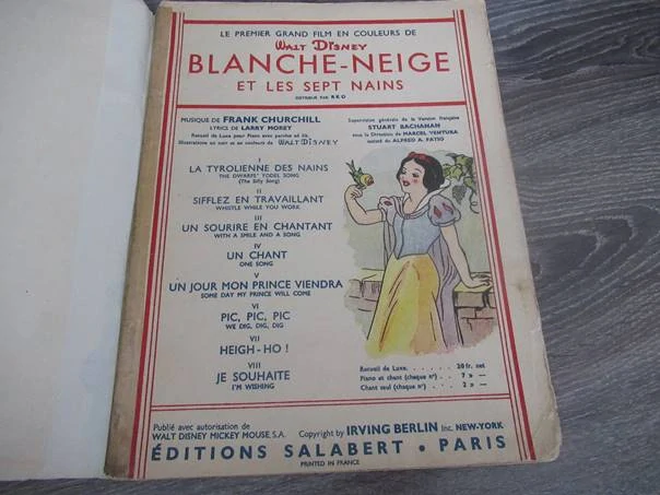 Kniha Blanche-Neige et les Sept Nains (Sněhurka a sedm trpaslíků) – Album de Luxe de partitions / historické hudební a notové album, vhodné pro sběratele Disneyových memorabilií, retro notových tisků a filmové historie, hudba Frank Churchill, texty Larry