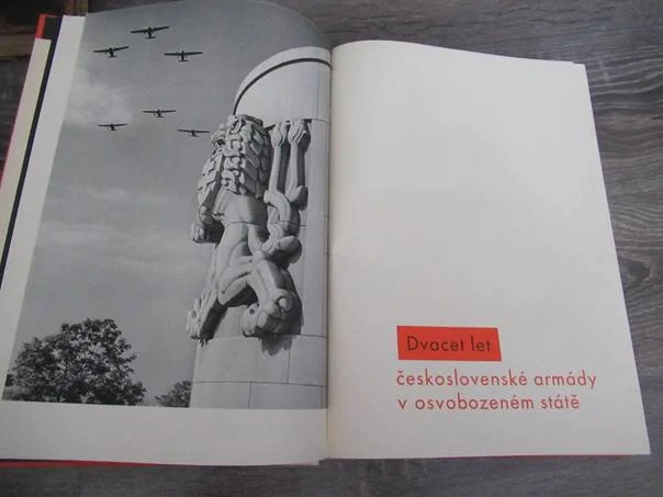 Kniha Dvacet let československé armády v osvobozeném státě – reprezentační a dokumentární vojenská monografie, vhodné pro sběratele militarií, prvorepublikové historie a branné politiky ČSR, kolektiv autorů, vydal Svaz čs. důstojnictva / Ministerstvo náro