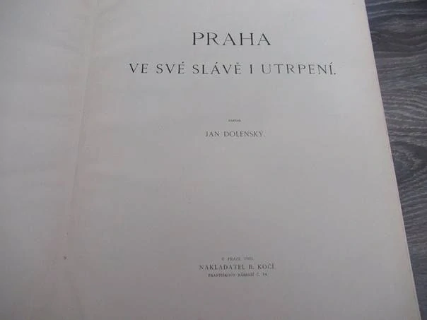 Kniha Praha ve své slávě i utrpení – historicko-místopisná monografie a pragensie, vhodné pro sběratele starých tisků, dějin hlavního města a milovníky pražské architektury, autor Jan Dolenský (1903), nakladatel B. Kočí v Praze, původní pevná celoplátěná