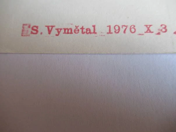 Volná grafika s motivem Amora na podstavci s monogramem ZP, rubové tiskové značení S. Vymětal (1976), rozměr 21 × 10 cm