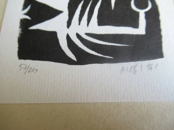 Volná grafika s abstraktním totemickým motivem, autor Aleš I. 96, originální číslovaný tisk, rozměr podkladového papíru 21 × 14,5 cm (samotná grafika 7 × 8,5 cm)