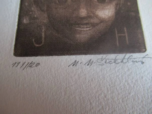 Volná grafika s motivem dětské tváře zakomponované do jablka, exlibris JH, autor Marie Michaela Šechtlová, originální číslovaný a podepsaný tisk, rozměr 14,5 × 10,5 cm