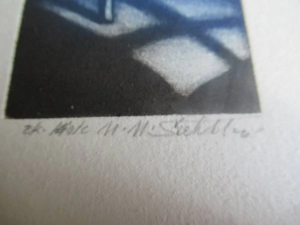 Volná grafika s motivem noční scény s oknem a stínem stromu, autor Marie Michaela Šechtlová, originální barevný zkušební tisk, rozměr 21 × 15 cm