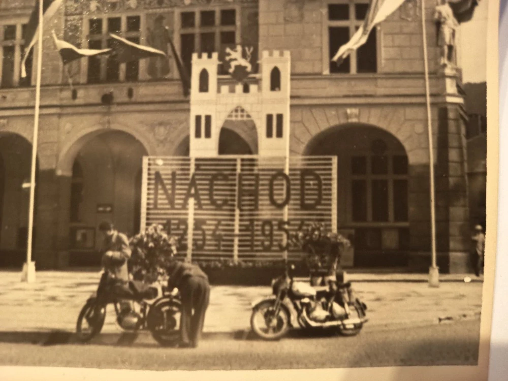 NÁCHOD - MOTOCYKLY V ROCE 1954 - 18 x 12 cm