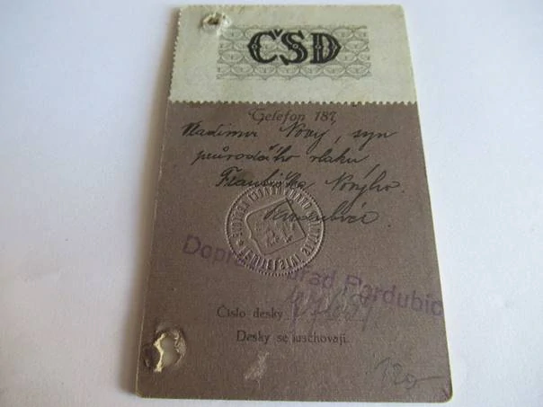 Pardubice - Atelier Stoklas - Chlapec se šátkem  - cca 10,5 x 6,5 cm
