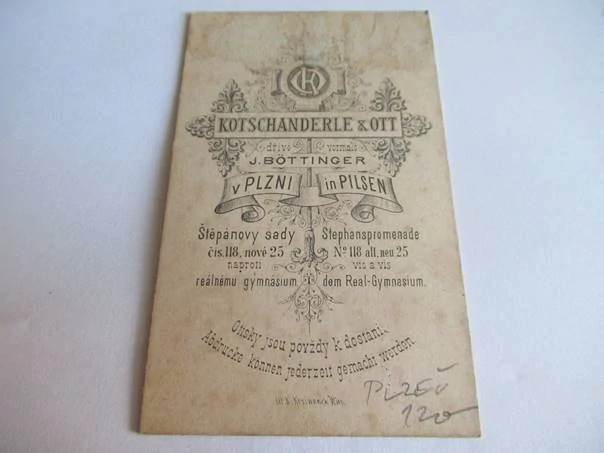 Plzeň - J. Böttinger - Smějící se žena  - cca 10,5 x 6,5 cm