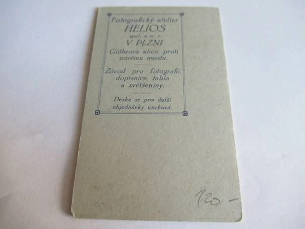 Plzeň - Atelier Helios - Muž s motýlkem  - cca 10,5 x 6,5 cm