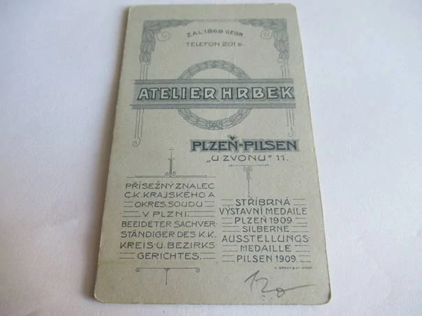 Plzeň - Atelier Hrbek - Žena s květinami  - cca 10,5 x 6,5 cm