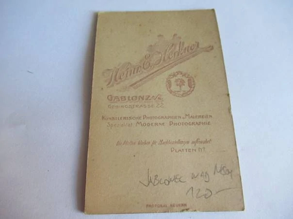 Jablonec nad Nisou - Heinr. E. Herkner - Muž s kravatou  - cca 10,5 x 6,5 cm