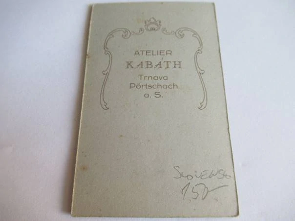 Slovensko, Trnava - Atelier Kabáth - Muž v obleku  - cca 10,5 x 6,5 cm