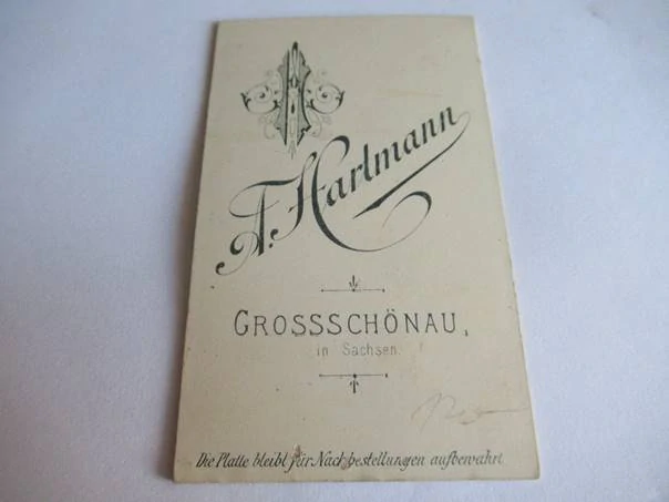 Německo - Foto A. Hartmann - Žena s knihou  - cca 10,5 x 6,5 cm