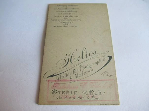 Německo - Atelier Helios - Usmívající se dívka  - cca 10,5 x 6,5 cm