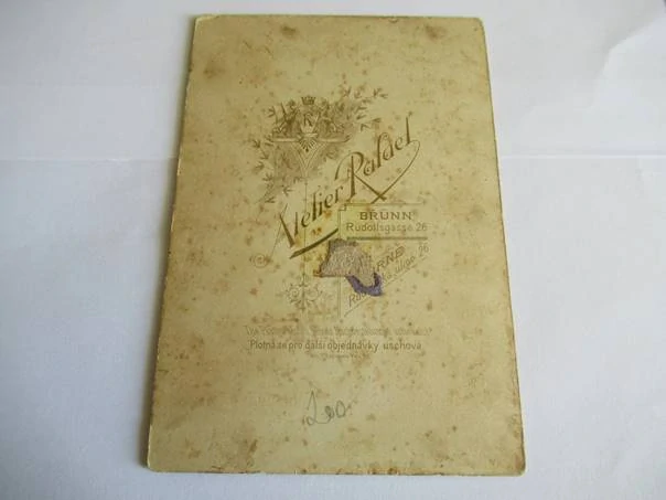 Brno - Atelier Rafael  - Muž v obleku - cca 15,5 x 10,5 cm