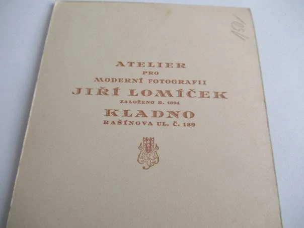 Kladno - Atelier Jiří Lomíček - Muž a žena s kyticí - cca 16 x 10,5 cm