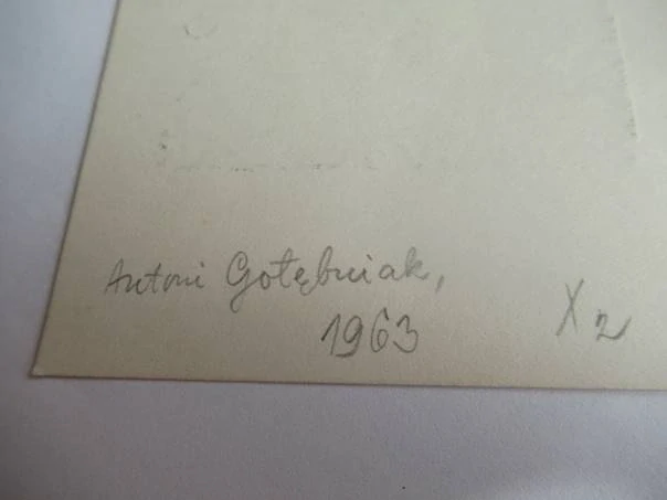 Exlibris – Czesław Tomczak – Antoni Gołębniak – motiv: Muž u knihy s divadelními maskami – 14,5×9,5 cm – dřevoryt (X2)