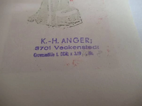 Exlibris – K.-H. Anger – Nečitelný autor – motiv: Plastika stojícího ženského aktu (torza) na červeném pozadí – 13,5×6,5 cm – linořez (X3) (podkladový list 20,5×14,5 cm)