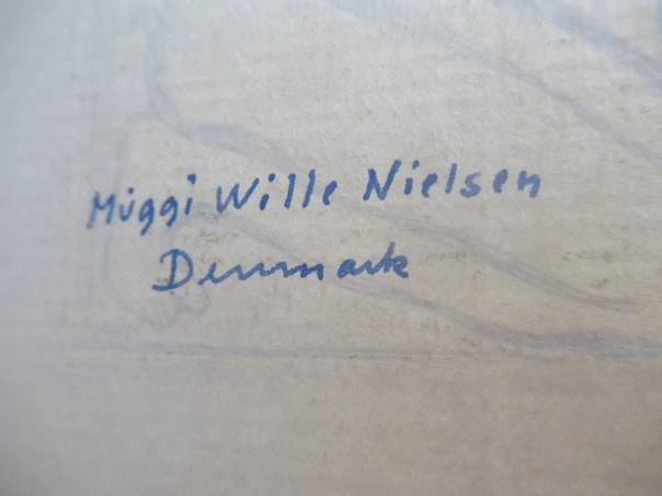 Exlibris – Haagen Bertram-Jensen – Müggi Wille Nielsen – motiv: Elegantní klečící ženský akt s jablkem v ruce – rozměry 22×15 cm (včetně podkladu), samotný tisk 14×8 cm – mědiryt / oceloryt (C2 / C1) – 2. polovina 20. století