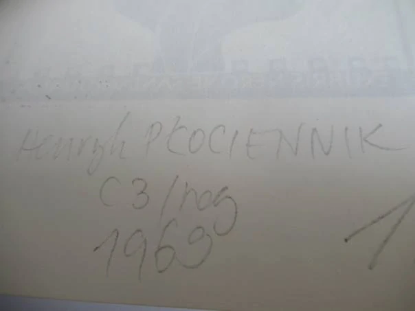 Exlibris – Nerone Santagiuliana – Henryk Płóciennik – motiv: Avantgardní surrealistická kompozice se dvěma stylizovanými postavami a polibkem – rozměry 22,5×15,5 cm (včetně podkladu), samotný tisk 13,5×9,5 cm – lept / akvatinta (C3 / C5) – rok 1969