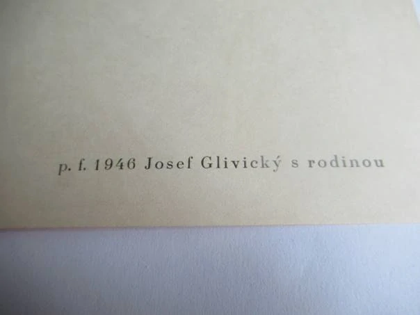 Původní sběratelská novoročenka p. f. 1946 Josef Glivický s rodinou – autor Antonín Strnadel (15 × 11 cm)