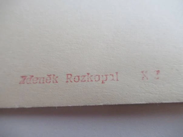 Novoroční PF s motivem malířského ateliéru a palety, vhodné pro sběratele novoročenek a drobné grafiky, autor Zdeněk Rozkopal, originální podepsaný tisk (červený linořez), rozměr 15 × 10,5 cm