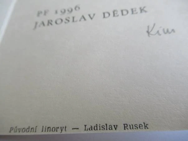 Novoroční PF 1996 se skautským motivem klečícího chlapce u studánky pro Jaroslava Dědka, vhodné pro sběratele skautika a drobné grafiky, autor Ladislav Rusek, originální podepsaný tisk (vícebarevný linoryt), rozměr 20 × 10,5 cm