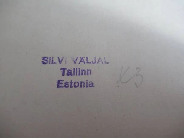 Volná grafika s motivem „Koduõu“ / Domácí dvůr (k básni Sully-Prudhommea), vhodné pro sběratele exlibris a estonské moderní grafiky, autor Silvi Väljal (Tallinn, Estonsko), původní podepsaný linoryt (linool), rozměr 24 × 16,5 cm