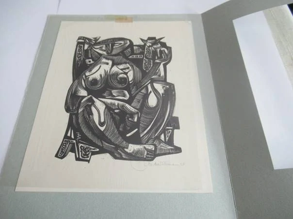 Volná grafika s motivem kubistického sedícího ženského aktu, vhodné pro sběratele moderního umění a drobné grafiky, autor J. Rubatlemann, originální podepsaný tisk (linoryt), rozměr pasparty 22 × 15 cm (samotná grafika 15,5 × 13 cm)