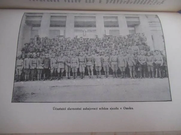Kniha O samosprávu a demokracii v sibiřské armádě – legionářská literatura faktu, vhodné pro sběratele vojenské historie a prvorepublikových tisků, autor Karel Zmrhal (1923), dobová pevná vazba s cenným exlibris, rozměr 23 × 15 cm.