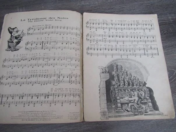 Kniha Blanche-Neige et les Sept Nains (Sněhurka a sedm trpaslíků) – Album de Luxe de partitions / historické hudební a notové album, vhodné pro sběratele Disneyových memorabilií, retro notových tisků a filmové historie, hudba Frank Churchill, texty Larry