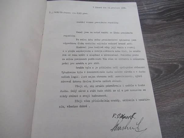 Kniha Dvacet let československé armády v osvobozeném státě – reprezentační a dokumentární vojenská monografie, vhodné pro sběratele militarií, prvorepublikové historie a branné politiky ČSR, kolektiv autorů, vydal Svaz čs. důstojnictva / Ministerstvo náro