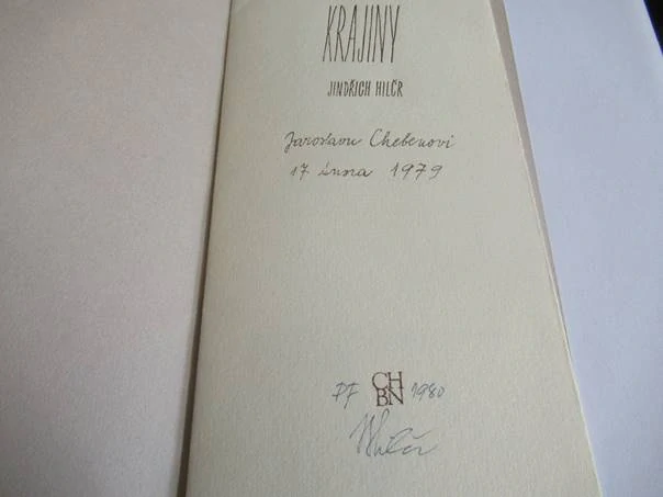 Volná grafika s motivem abstraktní krajiny od Jaroslava Chebena a básní Jindřicha Hilčra, novoročenka PF 1980 (CHBN), dvojnásobná autorská signatura, rozměr složeného listu 21 × 10 cm