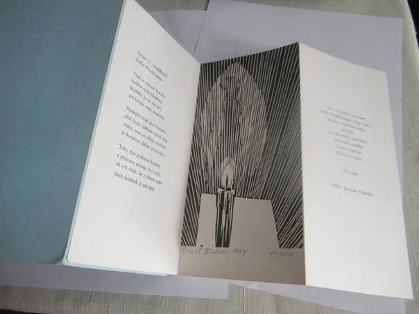Grafický list s básní „Tam u nábřeží“ (Sully-Prudhomme), vhodné pro sběratele exlibris a slovenské moderní grafiky, autor národní umělec Orest Dubay st., originální podepsaný linoryt (číslovaný výtisk 111/200), rozměr složeného listu 21 × 10 cm