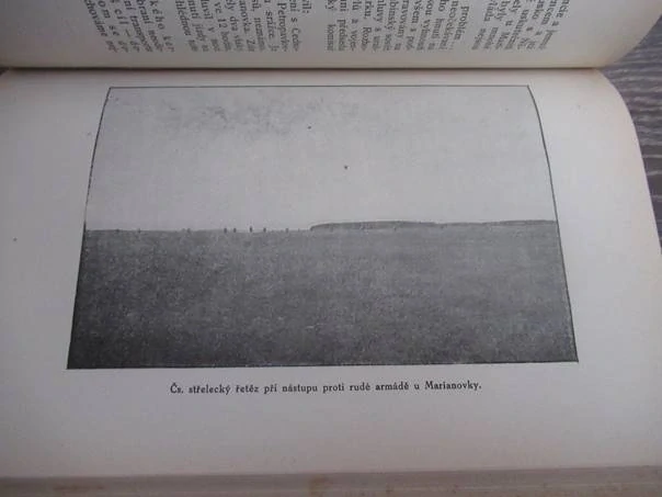 Kniha O samosprávu a demokracii v sibiřské armádě – legionářská literatura faktu, vhodné pro sběratele vojenské historie a prvorepublikových tisků, autor Karel Zmrhal (1923), dobová pevná vazba s cenným exlibris, rozměr 23 × 15 cm.