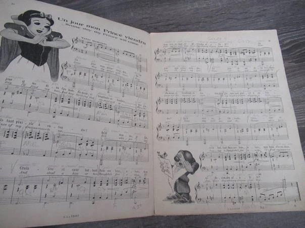 Kniha Blanche-Neige et les Sept Nains (Sněhurka a sedm trpaslíků) – Album de Luxe de partitions / historické hudební a notové album, vhodné pro sběratele Disneyových memorabilií, retro notových tisků a filmové historie, hudba Frank Churchill, texty Larry
