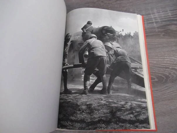 Kniha Dvacet let československé armády v osvobozeném státě – reprezentační a dokumentární vojenská monografie, vhodné pro sběratele militarií, prvorepublikové historie a branné politiky ČSR, kolektiv autorů, vydal Svaz čs. důstojnictva / Ministerstvo náro