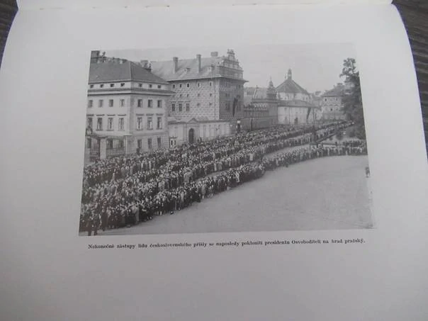Kniha TGM: Smutek Československa – Poslední pocta národa presidentu osvoboditeli (1938), původní pevná celoplátěná vazba, rozměr 33 × 24 cm