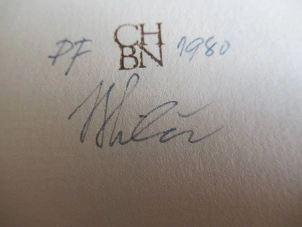 Volná grafika s motivem abstraktní krajiny od Jaroslava Chebena a básní Jindřicha Hilčra, novoročenka PF 1980 (CHBN), dvojnásobná autorská signatura, rozměr složeného listu 21 × 10 cm
