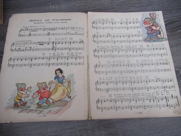 Kniha Blanche-Neige et les Sept Nains (Sněhurka a sedm trpaslíků) – Album de Luxe de partitions / historické hudební a notové album, vhodné pro sběratele Disneyových memorabilií, retro notových tisků a filmové historie, hudba Frank Churchill, texty Larry