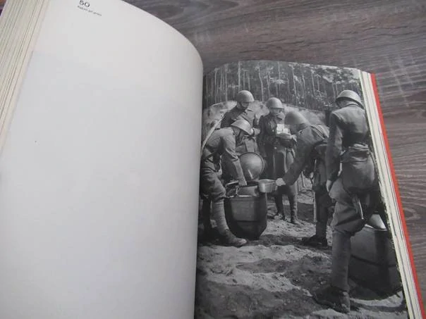 Kniha Dvacet let československé armády v osvobozeném státě – reprezentační a dokumentární vojenská monografie, vhodné pro sběratele militarií, prvorepublikové historie a branné politiky ČSR, kolektiv autorů, vydal Svaz čs. důstojnictva / Ministerstvo náro
