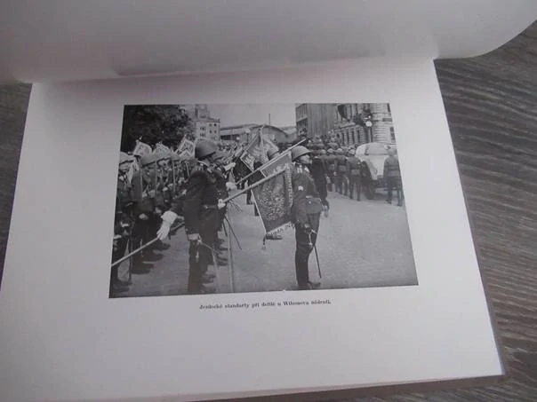 Kniha TGM: Smutek Československa – Poslední pocta národa presidentu osvoboditeli (1938), původní pevná celoplátěná vazba, rozměr 33 × 24 cm
