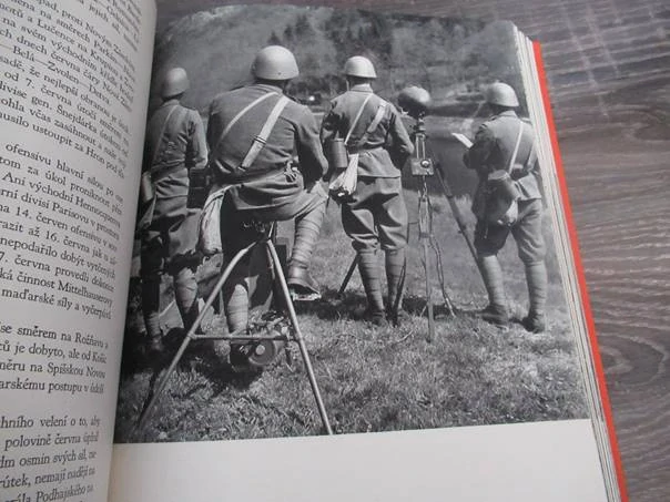 Kniha Dvacet let československé armády v osvobozeném státě – reprezentační a dokumentární vojenská monografie, vhodné pro sběratele militarií, prvorepublikové historie a branné politiky ČSR, kolektiv autorů, vydal Svaz čs. důstojnictva / Ministerstvo náro