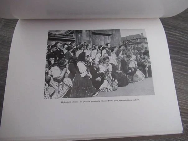 Kniha TGM: Smutek Československa – Poslední pocta národa presidentu osvoboditeli (1938), původní pevná celoplátěná vazba, rozměr 33 × 24 cm