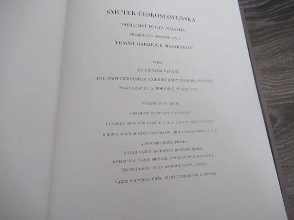 Kniha TGM: Smutek Československa – Poslední pocta národa presidentu osvoboditeli (1938), původní pevná celoplátěná vazba, rozměr 33 × 24 cm