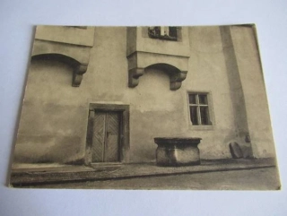 Strakonice - kamenný stůl v hradním nádvoří