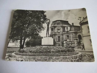 Svitavy - památník osvobození se sochou od Josefa Kadlece z roku 1948