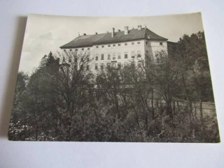 Úsov - vstupní průčelí mohutného hradního paláce
