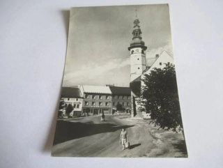 Staré Město pod Sněžníkem - renesanční radnice, v pozadí hotel Národní dům