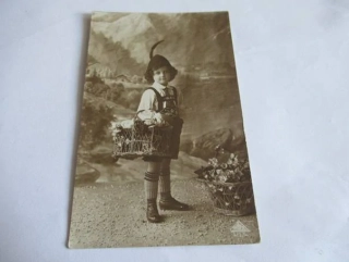 Dítě s košíčkem