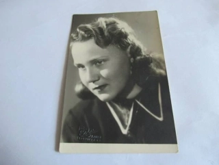 Dívka s kudrnatými vlasy